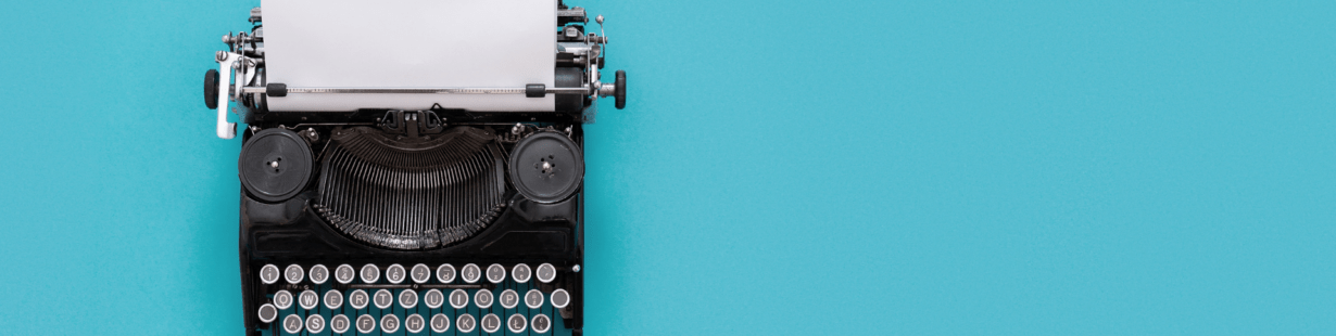 Machine à écrire "old school" avec une feuille blanche apparente sur un fond bleu turquoise