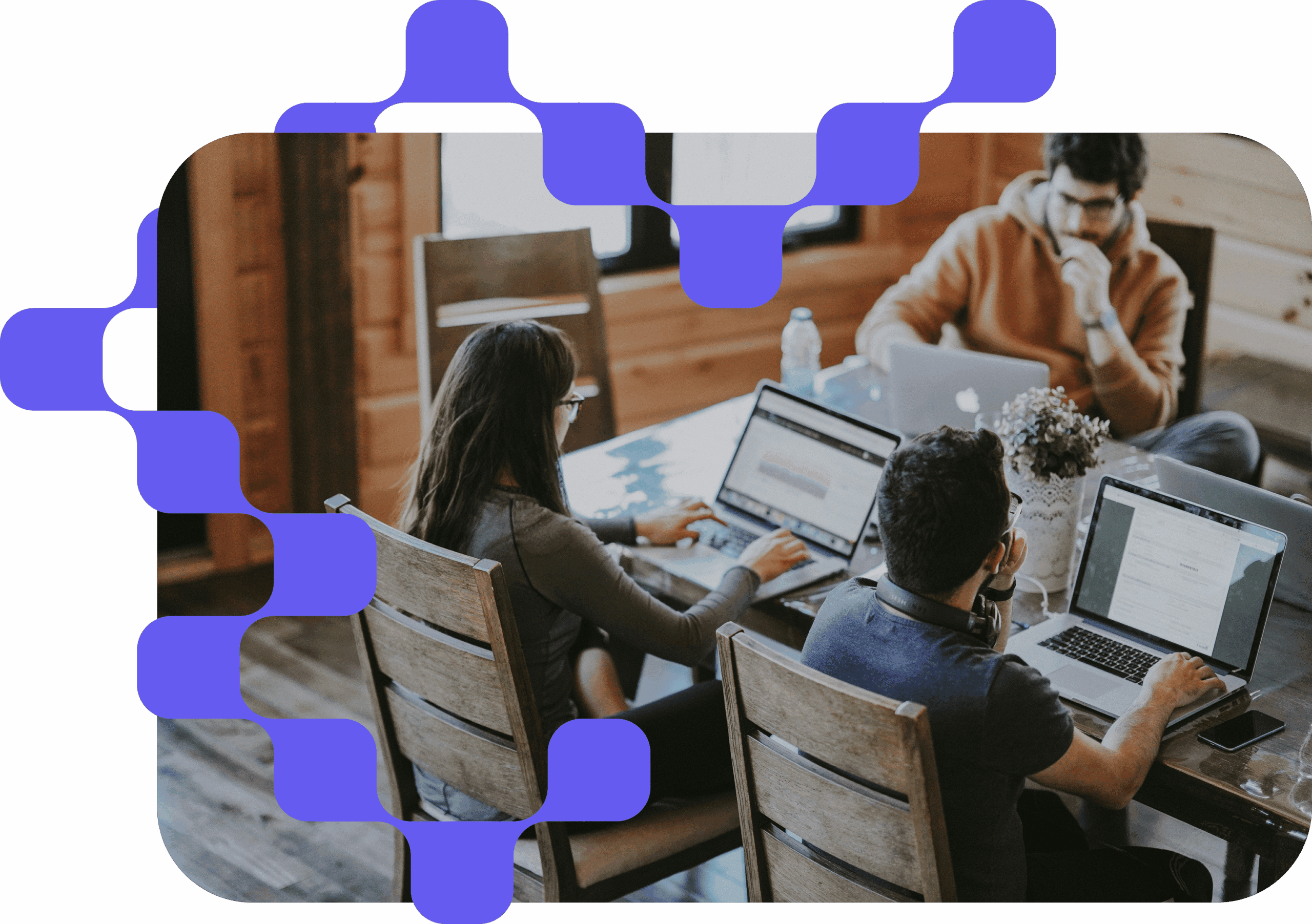 3 personnes qui travaillent sur leurs ordinateurs